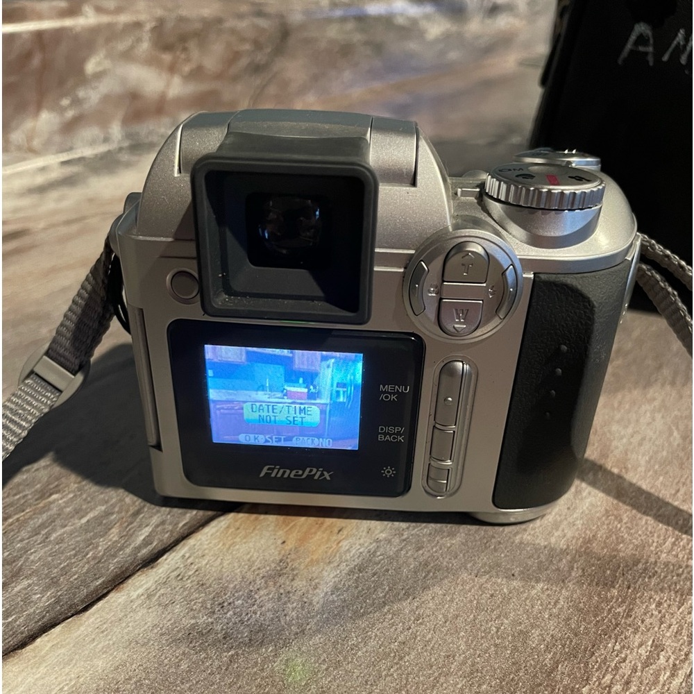FINEPIX S3100 Digital Camera 6 times Zoom 4.0 MP Olympus XD Card. Case. Manual.